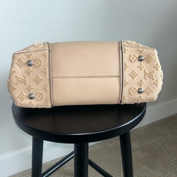 Louis Vuitton Veau Cachemire Tote W PM - Picture 8 of 14